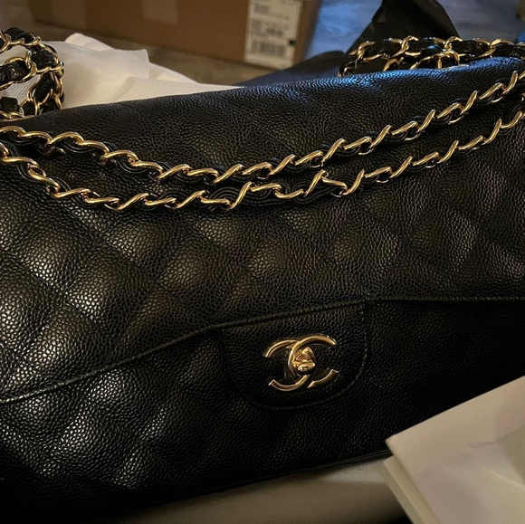 Gorgeous Chanel Black Quilted  Shoulder Bag with Gold Chain 💯Fabulous - Picture 2 of 16